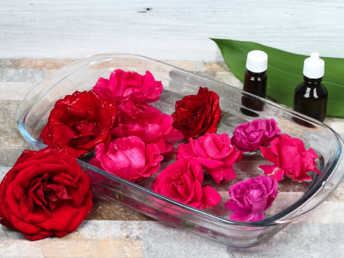 Preparando remedio de flores de Bach con rosas