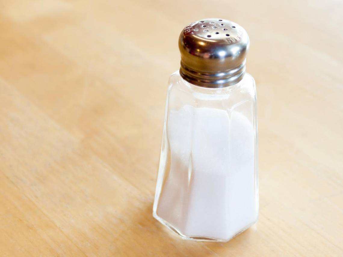 Salero lleno de sal