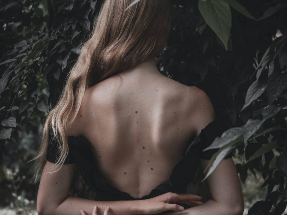 Mujer de espalda con lunares