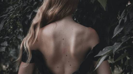 Mujer de espalda con lunares