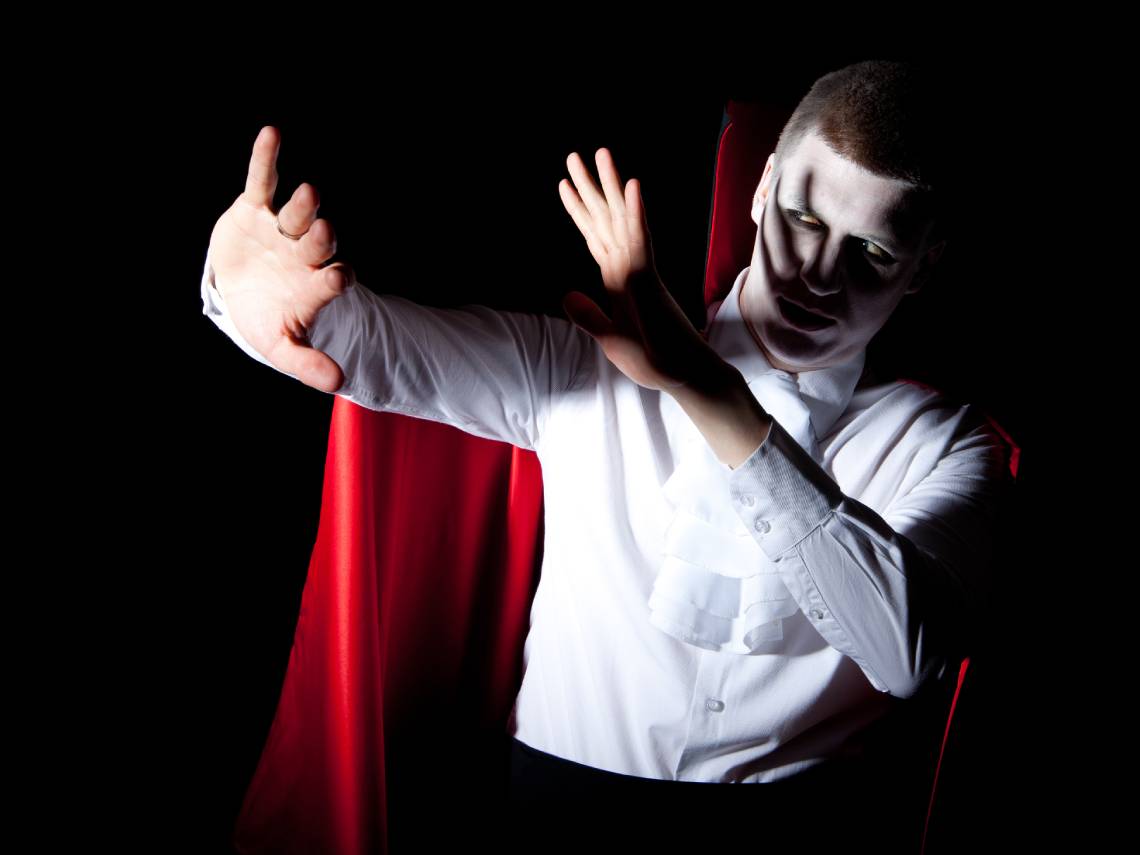 Hombre disfrazado de vampiro