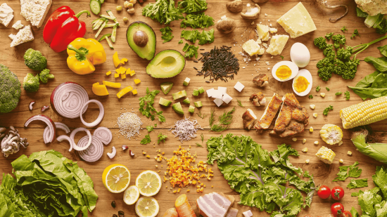 El folato es la forma activa de la vitamina B9 que se encuentra de forma natural en los alimentos, mientras el ácido fólico es el suplemento artificial