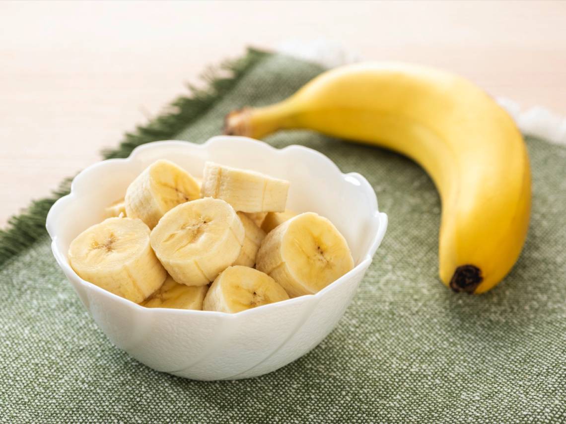 Un plátano y otro plátano partido