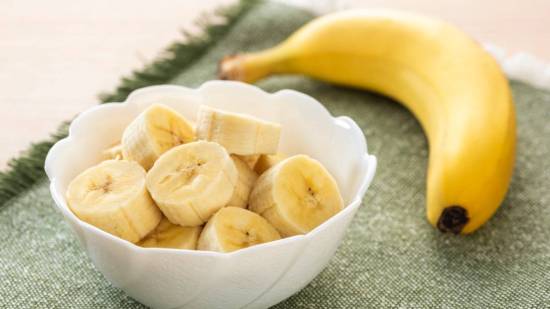 Un plátano y otro plátano partido