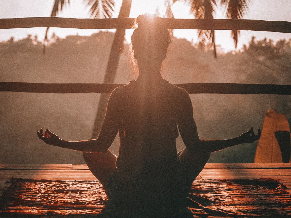 Mindfulness. Mujer en postura de meditación