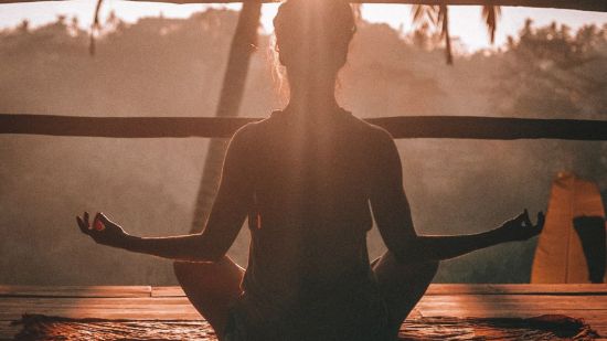 Mindfulness. Mujer en postura de meditación