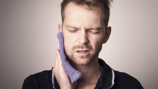 Hombre con una inflamación en el cuello