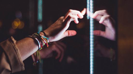 Así funciona la piel electrónica que anticipa y percibe el tacto desde distintas direcciones