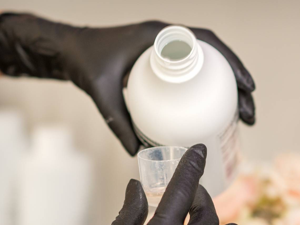 Llenando un vasito con agua oxigenada