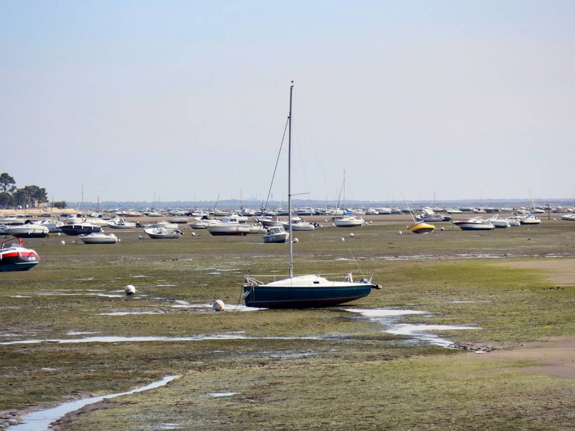 Barcos amarrados sin agua
