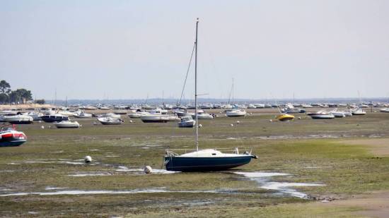 Barcos amarrados sin agua