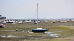 Barcos amarrados sin agua
