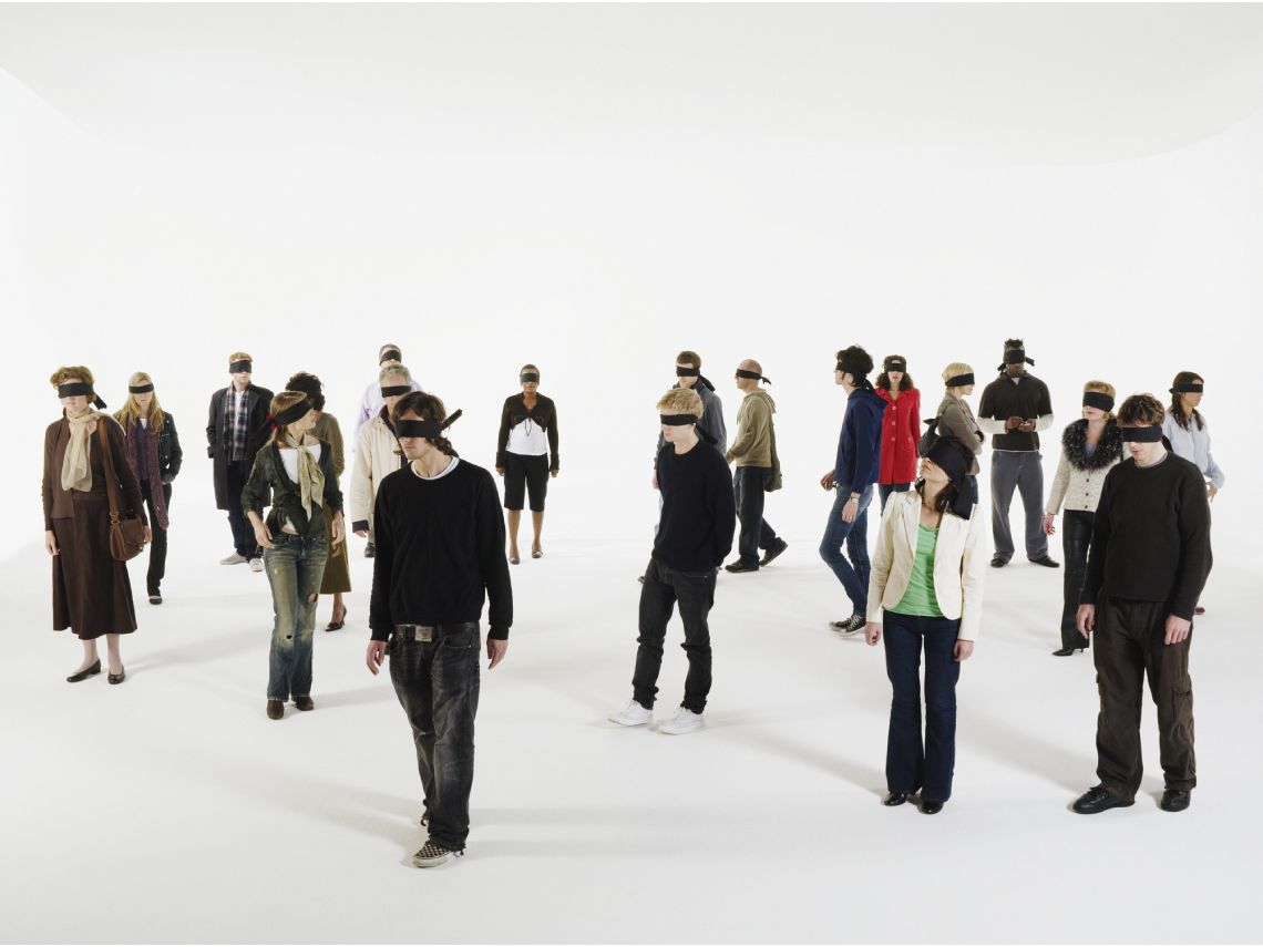 Grupo de personas con una venda en los ojos