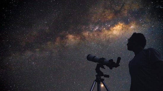 astrónomo con un telescopio