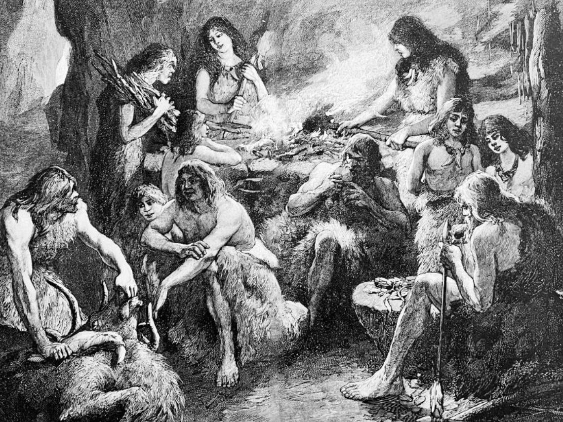 Grupo de hombres y mujeres primitivos en una cueva