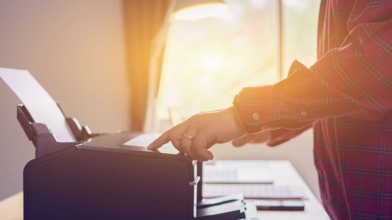 Cómo compartir una impresora en el grupo Hogar en Windows