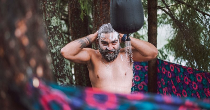 Las mejores bolsas de ducha para llevar de acampada