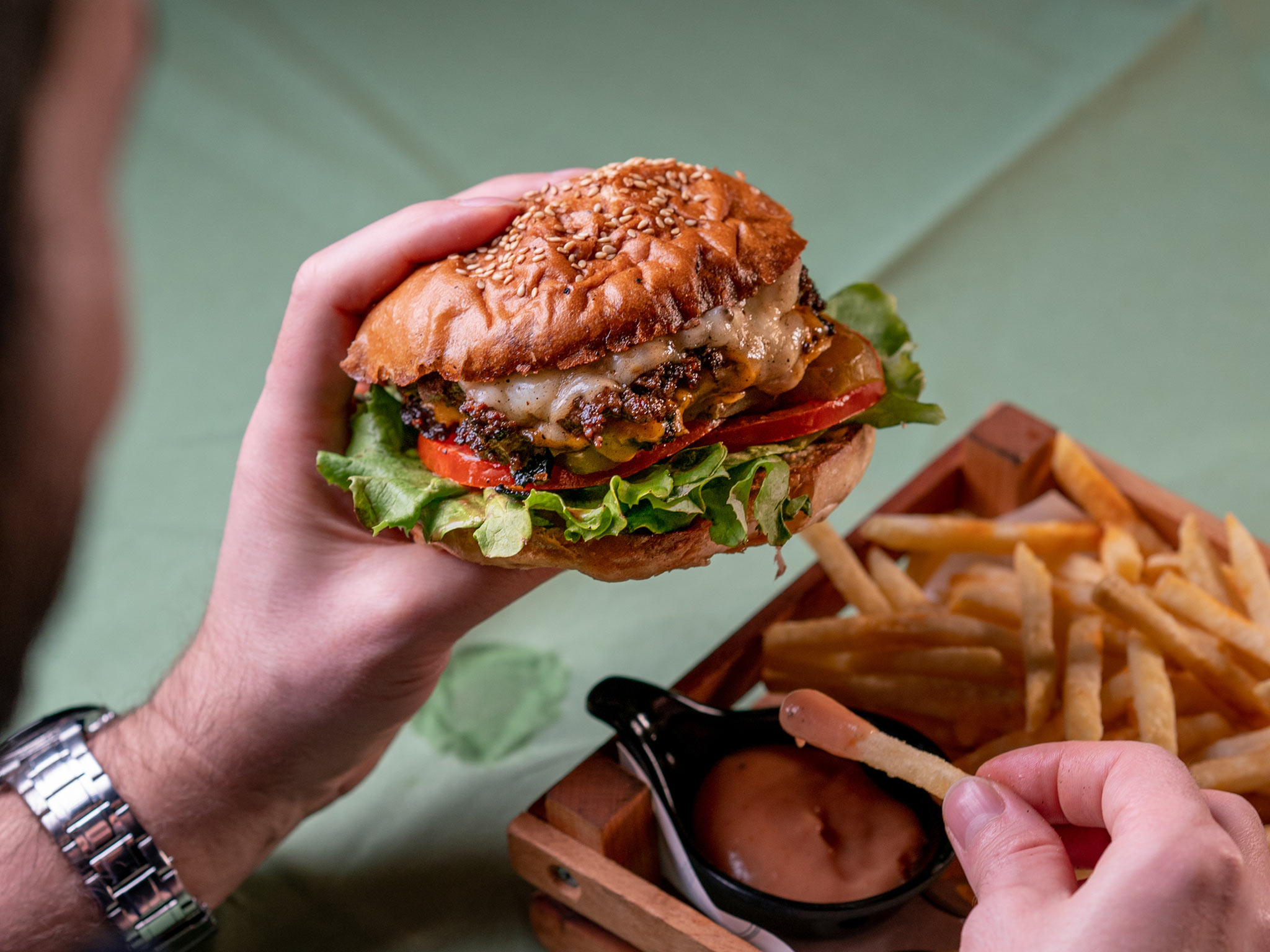 Hombre comiéndose una hamburguesa