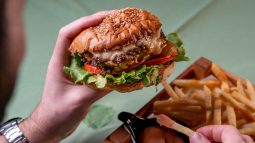 Hombre comiéndose una hamburguesa