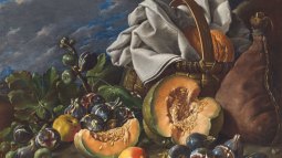 Bodegón con melón y brevas, manzanas, bota de vino y cesta de merienda en un paisaje.