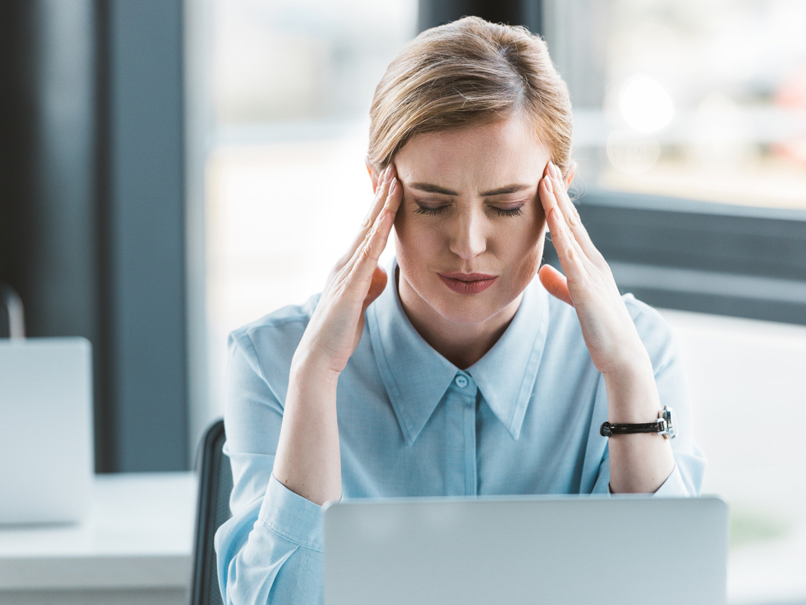 Mujer con dolor de cabeza