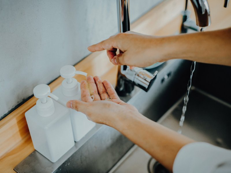 Hombre lavándose las manos con jabón