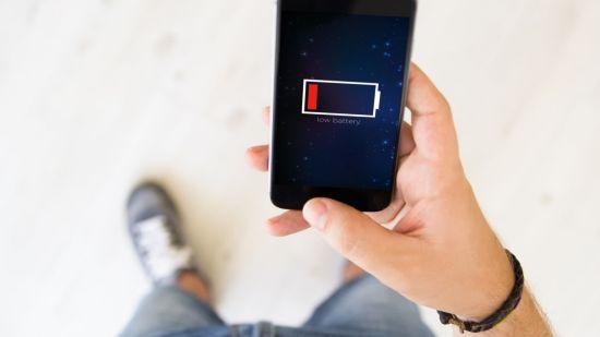 Hombre con móvil en la mano