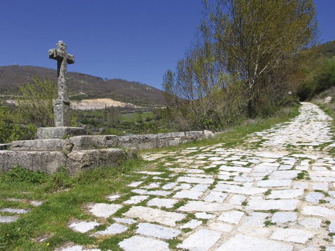 La calzada de la Ruta de la Plata a su paso por Baños de Montemayor (Cáceres)