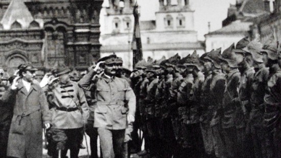 Trotski pasa revista al Ejército Rojo en 1920