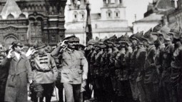 Trotski pasa revista al Ejército Rojo en 1920