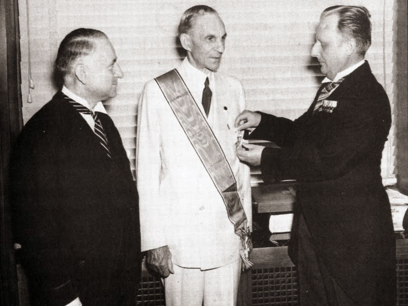 Ford condecorado con la Gran Cruz de la Orden del Águila Alemana