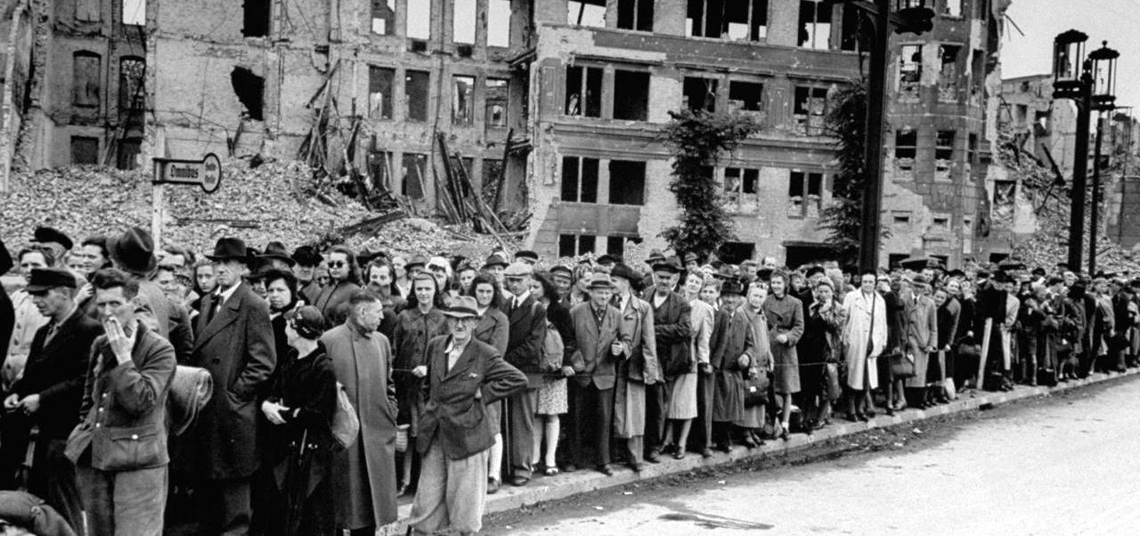 Cola de racionamiento en Berlín
