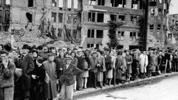 Cola de racionamiento en Berlín