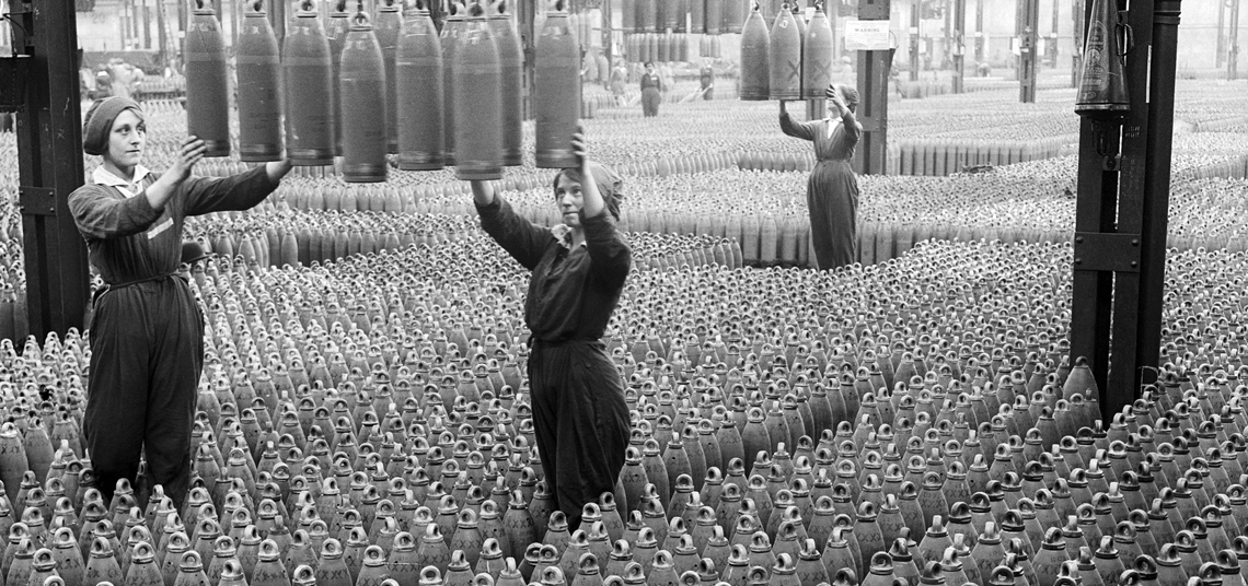 Mujeres fabricando obuses