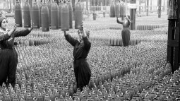 Mujeres fabricando obuses