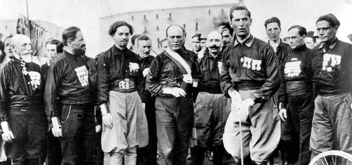 Mussolini en un congreso en Nápoles (1922)