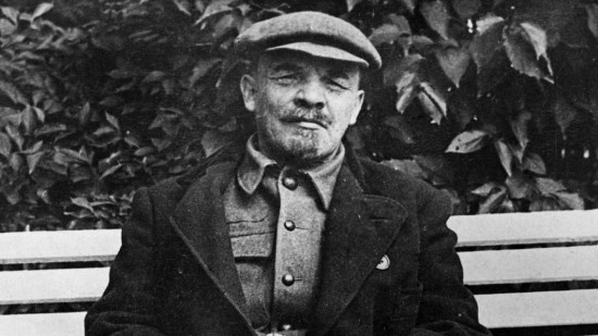 Lenin sentado en un banco