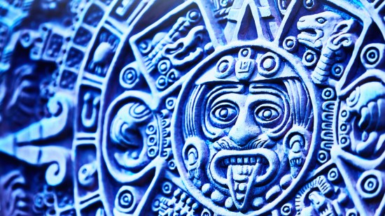 Reproducción moderna y precisa de la talla en relieve del calendario azteca conocida como la Piedra del Sol.