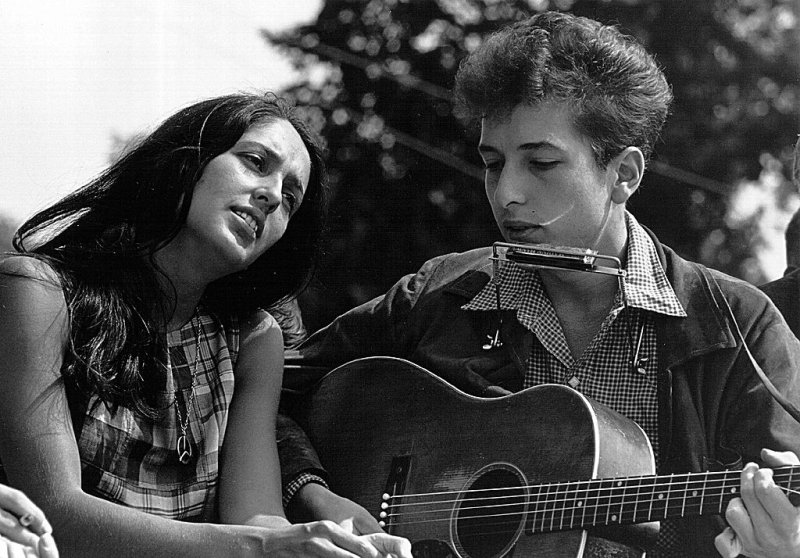 Los cantantes folclóricos Joan Baez y Bob Dylan se presentan durante una manifestación por los derechos civiles el 28 de agosto de 1963 en Washington D.C. (Foto de Rowland Scherman / National Archive / Newsmakers)