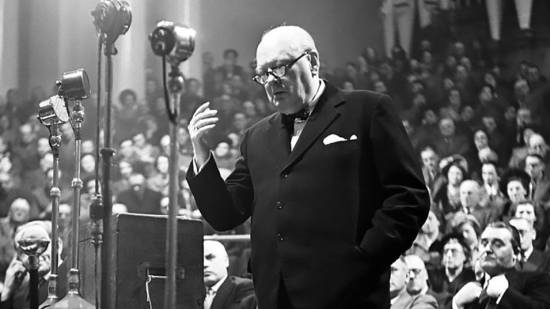 Winston Churchill  dando un discurso
