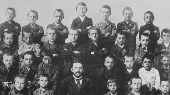Adolf Hitler, centro de la imagen en la fila superior, en el colegio en 1899