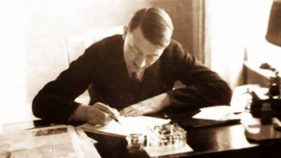 Hitler firmando