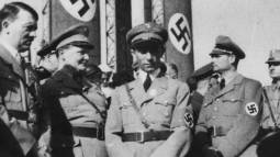 De izqda a derech Hitler, Goring, Goebbels y Hess en 1933