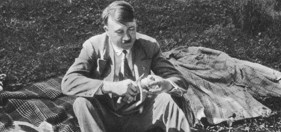 Hitler comiendo una manzana