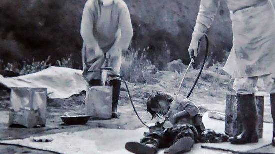 Miembros de la Unidad 731 experimentan con un ciudadano chino