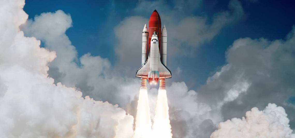 Cohete subiendo por el cielo