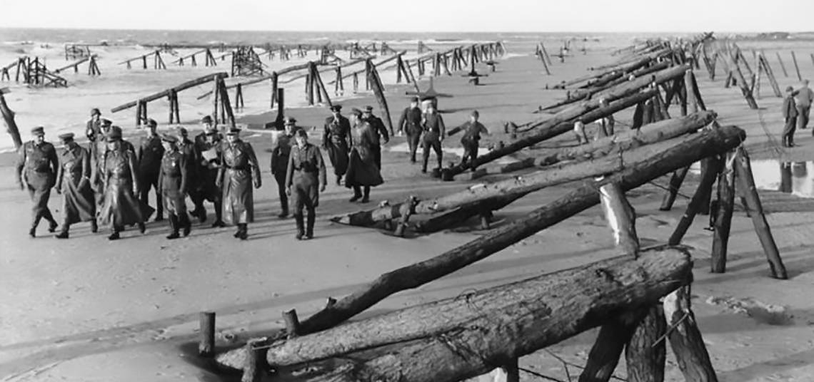 Erwin Rommel revisa las defensas en una de las playas francesas del ‘Muro Atlántico’. abril, 1944.