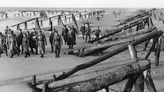 Erwin Rommel revisa las defensas en una de las playas francesas del ‘Muro Atlántico’. abril, 1944.