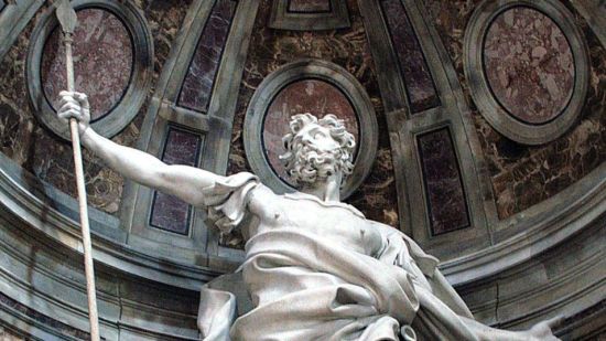 Estatua. Lanza sagrada