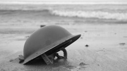 casco en la playa -  desembarco de Normandía